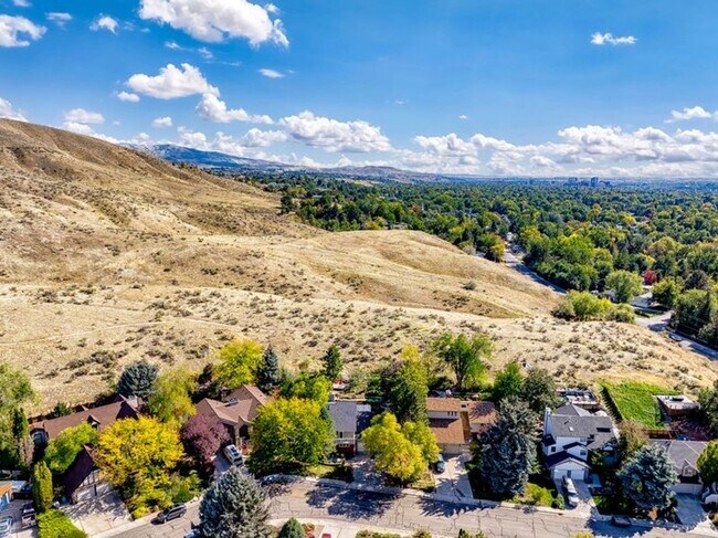 Building Photo - Cozy Hillside Boise Beauty Available 1/1/26!