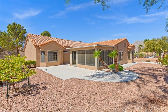 Building Photo - Large 2 Bedroom, 2 bath, unique Sun Room i...
