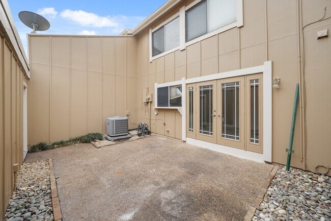 Building Photo - 2313 Crescent Park Dr