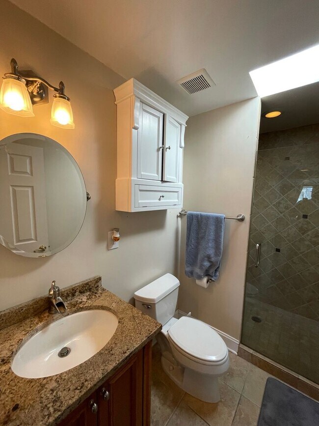 Building Photo - Charming 2 Bedroom/3.5 Bathroom Townhome i...