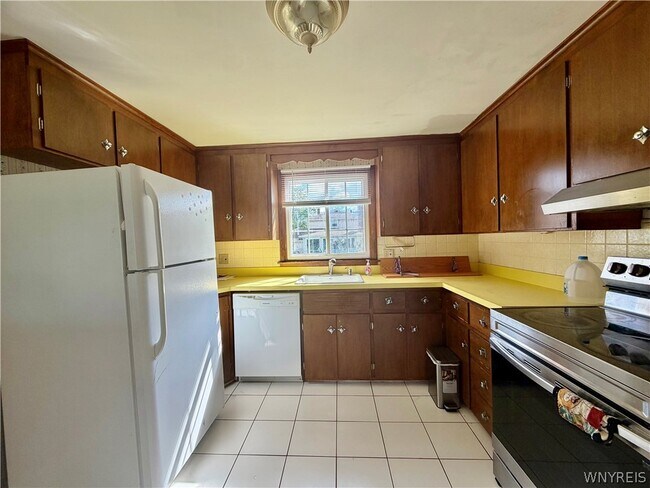 Building Photo - 47 Leonore Rd