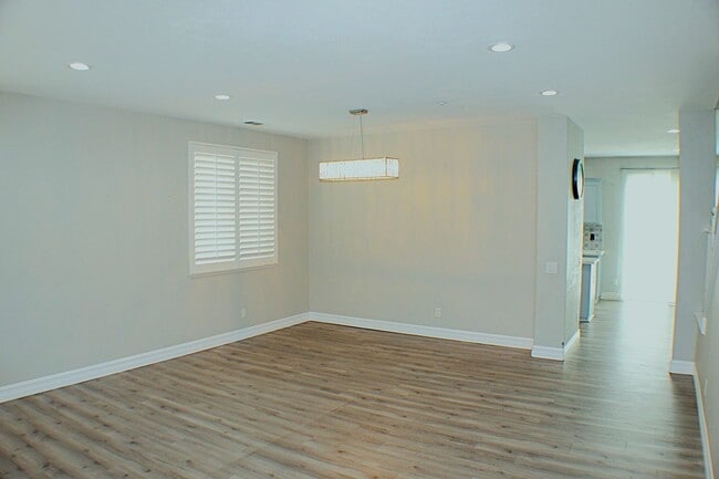 Building Photo - Amazing 5 bedroom home for rent in North F...