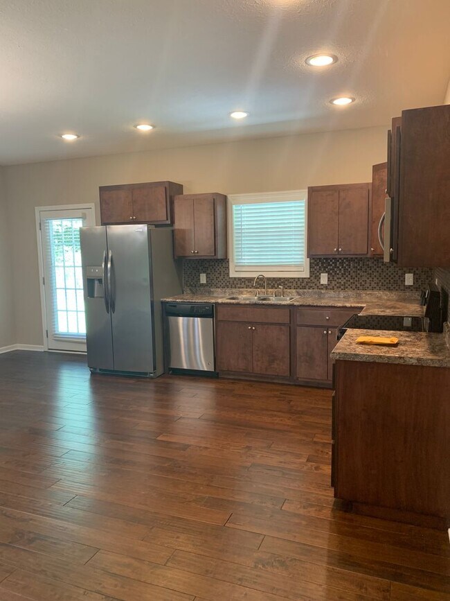 Building Photo - Modern comfort and privacy in the heart of...