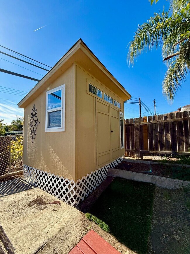 Building Photo - 3 Bedroom 1 bath single story home with solar!