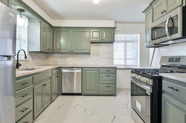 Building Photo - 2312 N Warren Ave