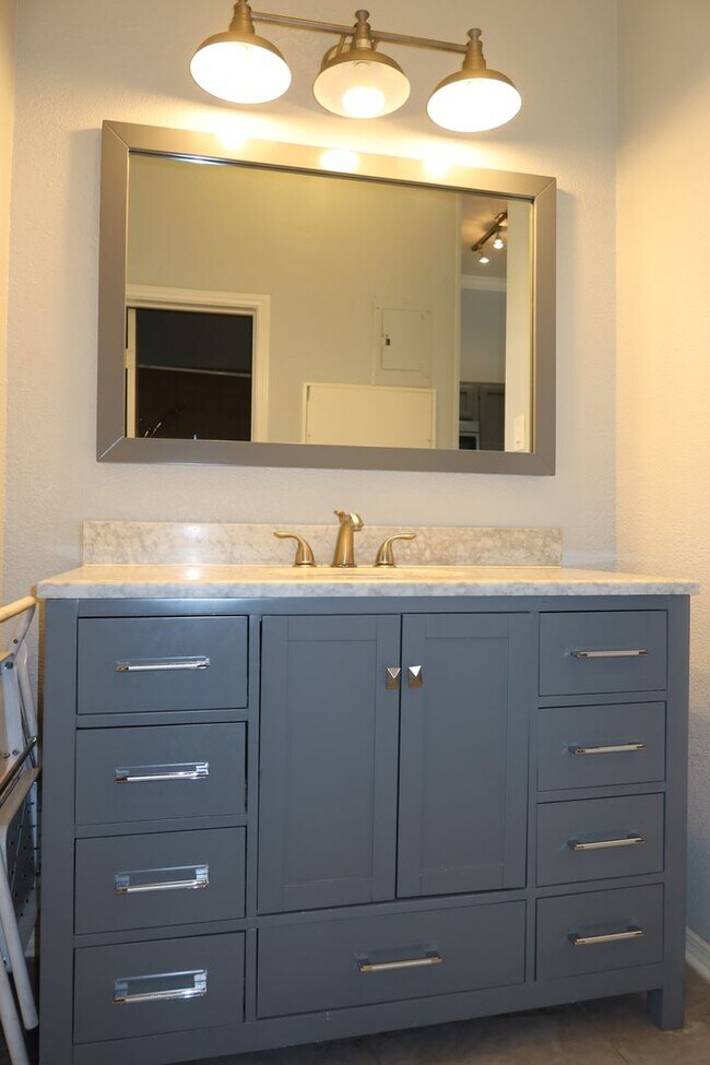 Building Photo - Wesdgewood West Campus - 1BD / !BA - 10 Ft Ceilings - Nodern Appliances - Gated - W/D -  $1000