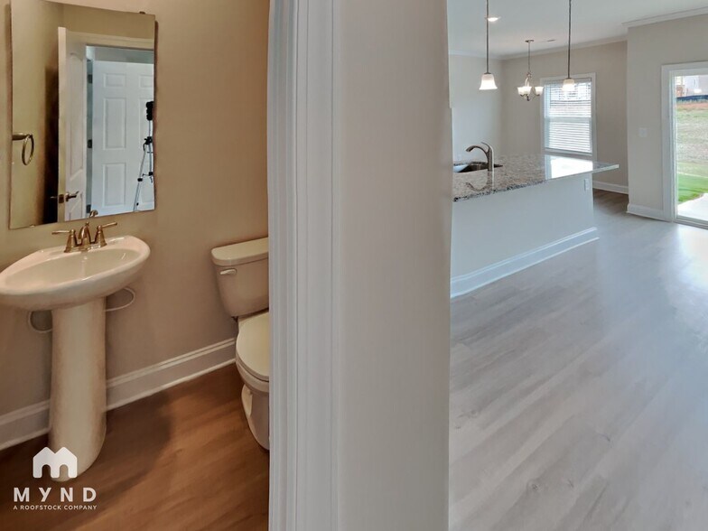 Building Photo - 102 Sina St