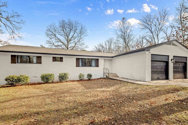 Building Photo - 201 N Dogwood St