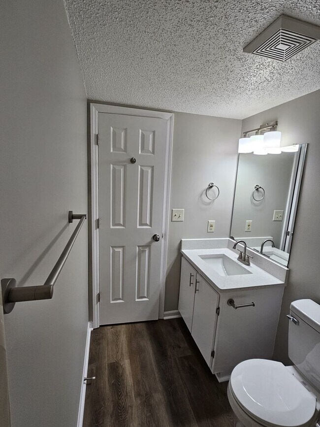 Building Photo - Three bedroom, 2 bath condo in High Point