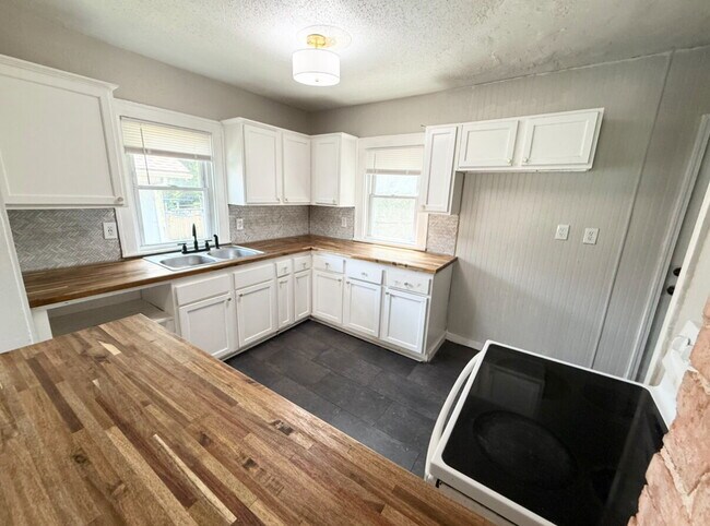 Building Photo - Updated 2 Bedroom/ 1 Bath Home in KCMO
