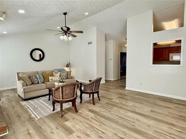 Building Photo - 3267 Summit Glen Dr