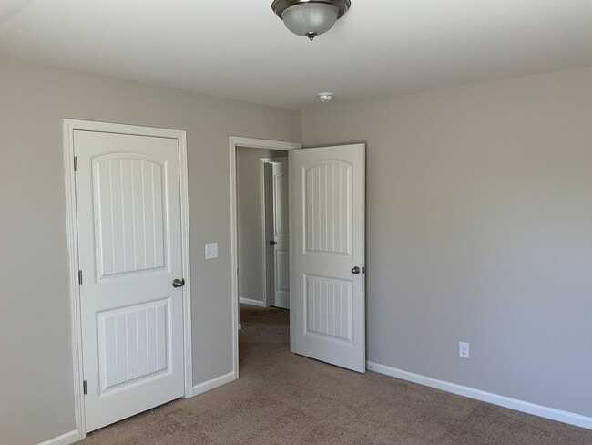 Building Photo - Chelsea Reserve  4 BR / 2.5 Ba / 2 family Room / 2 stories