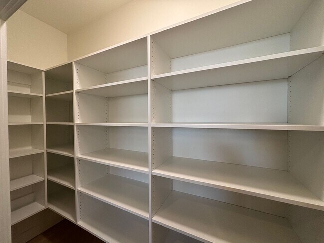 Building Photo - HURRICANE TOWNHOME FOR RENT!