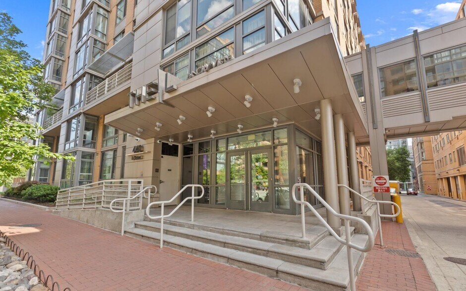 Building Entrance - 440 L St NW