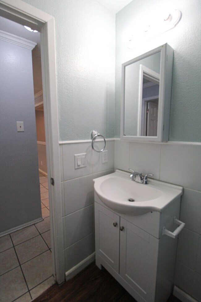 Building Photo - 10535 Breeds Hill Dr