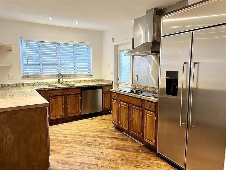 Primary Photo - 400 NE 86th St