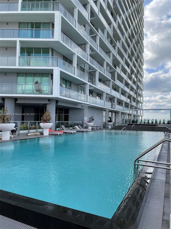 Building Photo - 2000 Metropica Wy