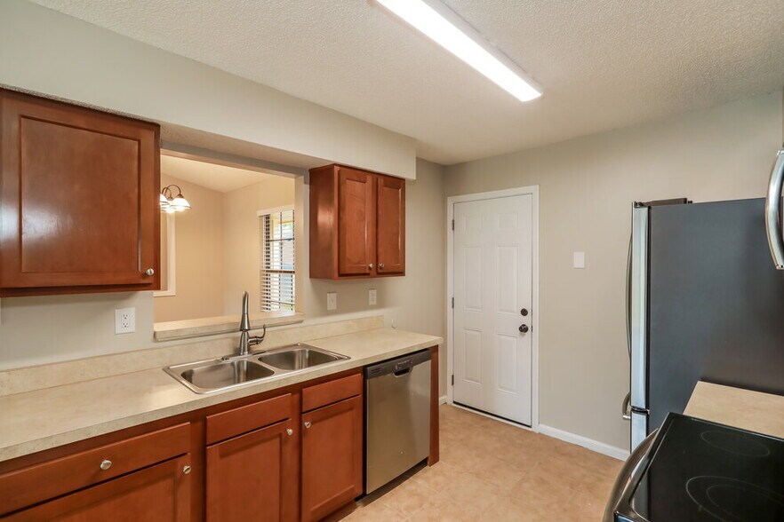 Building Photo - 1545 Kingfisher Blvd