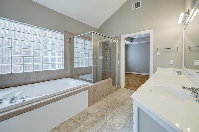 Building Photo - 9805 Riddlelink Ln