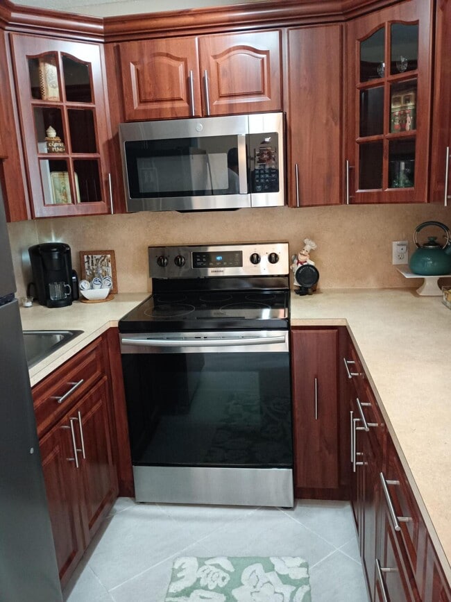 Building Photo - 355 Sheffield O