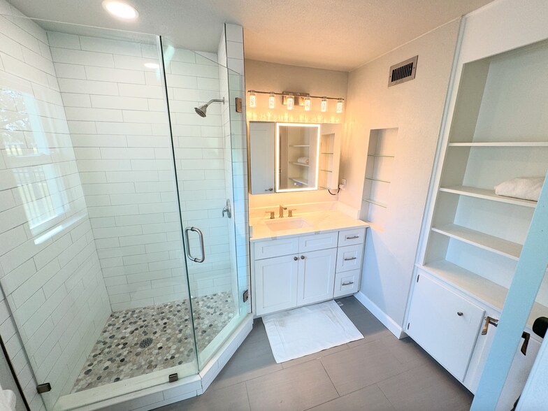 Building Photo - 5813 26th Ave N