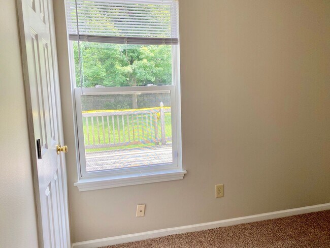 Building Photo - COMING SOON!! Great 3 Bedroom 2 Bathroom R...