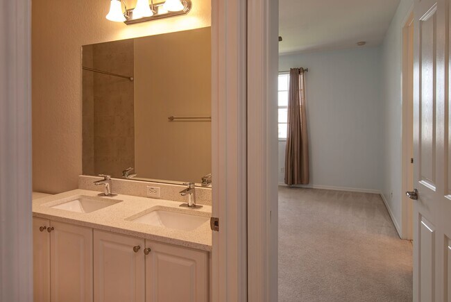 Building Photo - 9986 E Villa Cir