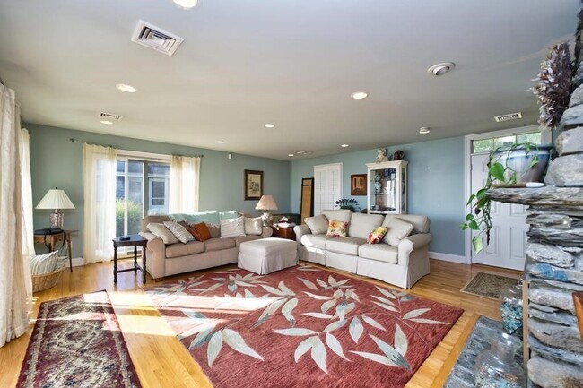 Building Photo - 73 Bayside Ave