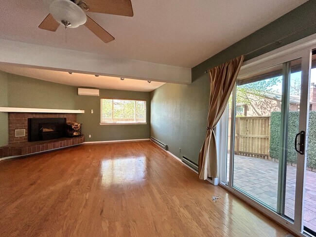 Building Photo - Beautiful & Bright Corner Condo in North Boulder