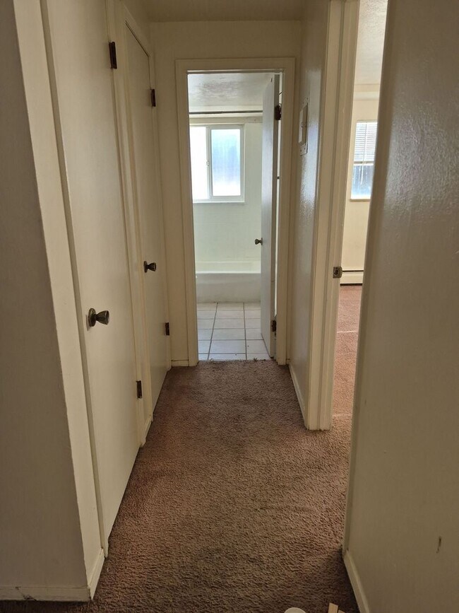 Building Photo - Quiet 2BR Garden-Level Near Mines & Downto...