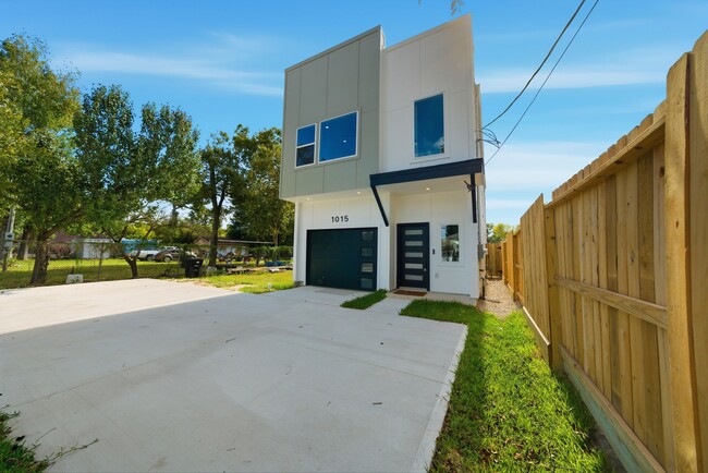 Building Photo - 1015 Ellington St