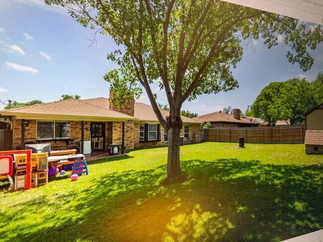 Building Photo - Wedgewood Addition 3 bed 2 bath 2 car garage