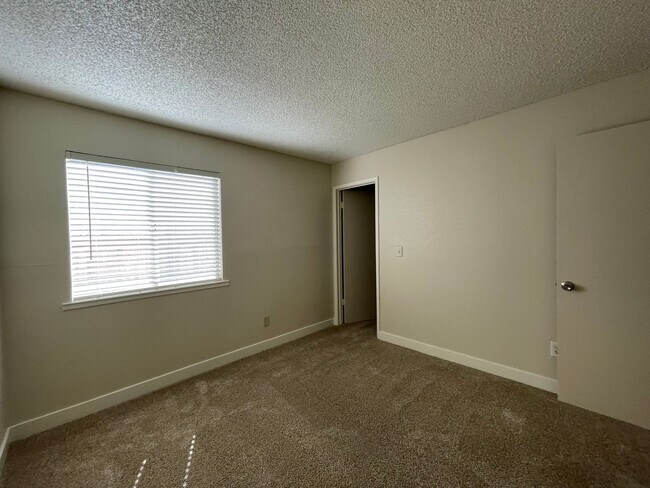 Building Photo - Beautifully Modern 2bd 1bth Apartment Home...