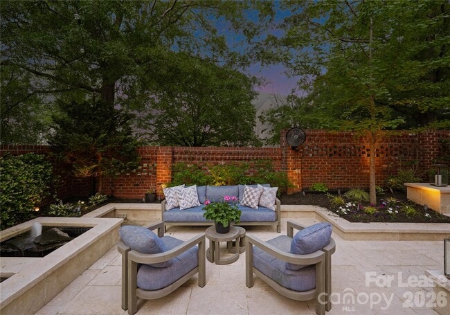 Building Photo - 1124 Dilworth Crescent Row