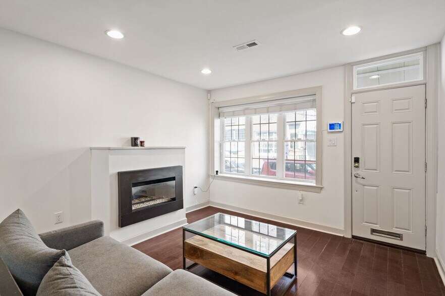 Building Photo - 710 Clymer St