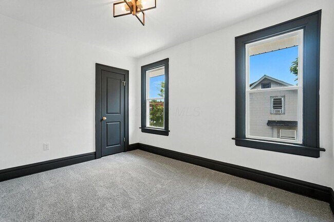 Building Photo - 887-889-889 E Livingston Ave