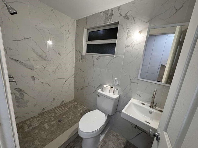 Building Photo - 3350 Powerline Rd