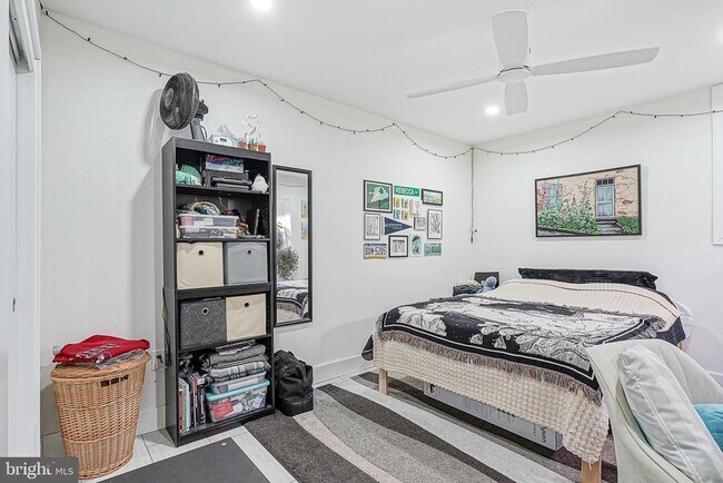 Building Photo - 1926 Bainbridge St