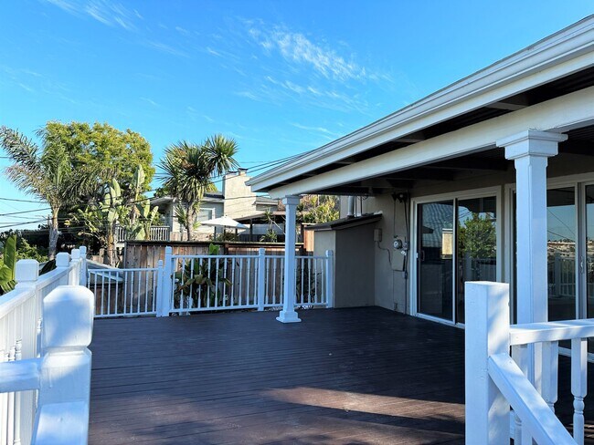 Building Photo - Charming 2+1 PDR hills home w/ large lot. Jacuzzi, decks, fireplace, view, walk to the beach!