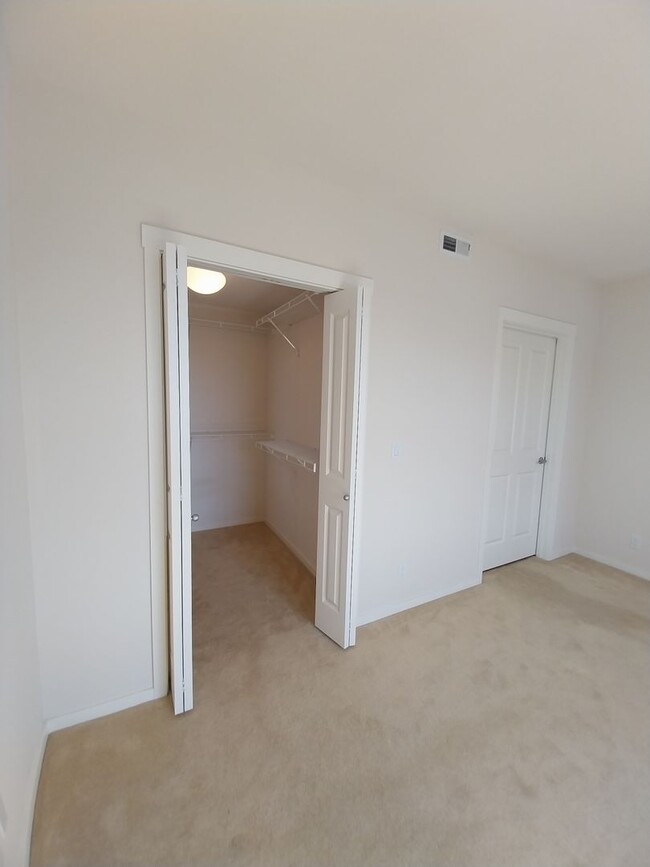 Building Photo - Beautiful 2 beds/1.75 baths condo in sough...