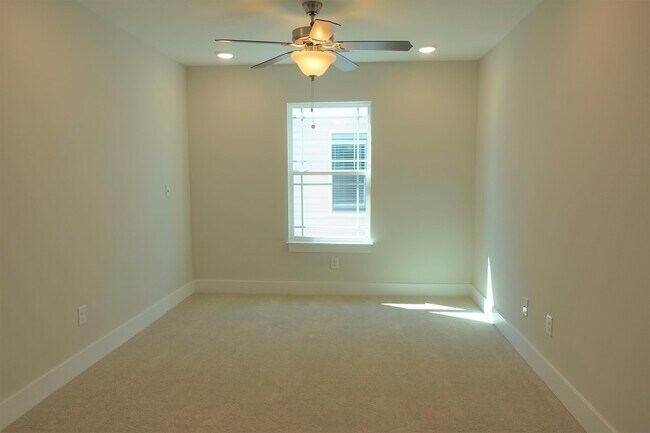 Building Photo - 160 Xander Dr
