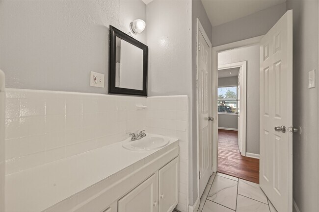 Building Photo - 6058 Glenhurst Dr