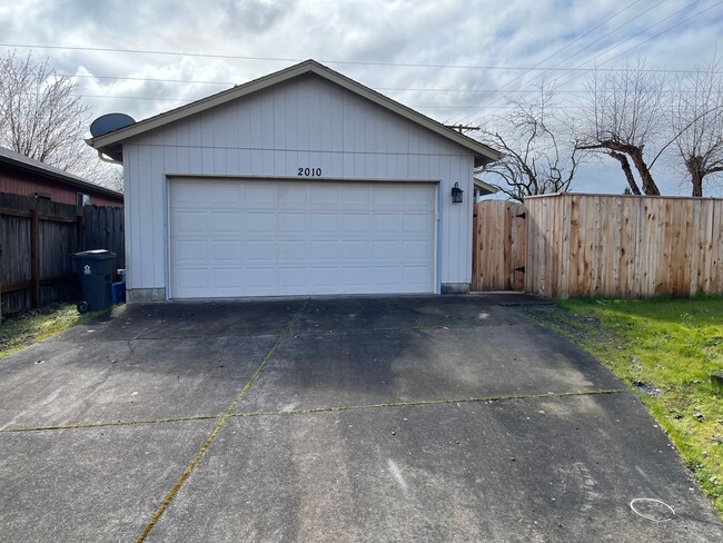 Building Photo - 3 bedroom, 2 bath home with garage