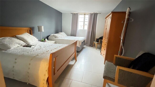 Building Photo - 1465 NE 123rd St