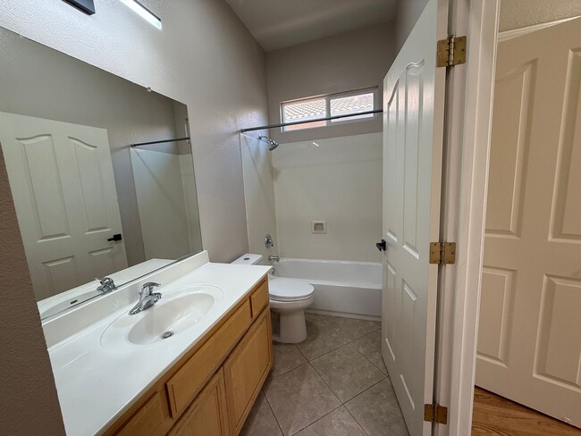 Building Photo - 4-bedroom single story in Sylvan School District!