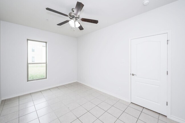 Building Photo - 1511 Don Camilo Blvd