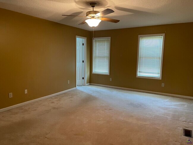 Building Photo - 104 Williamsburg Ave