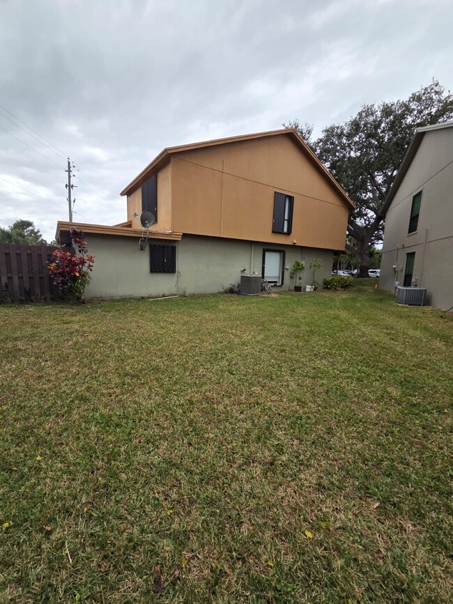 Building Photo - 810 Sandtree Dr