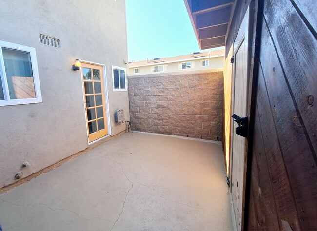 Building Photo - Huntington 2 Bedroom Townhouse for Lease -...