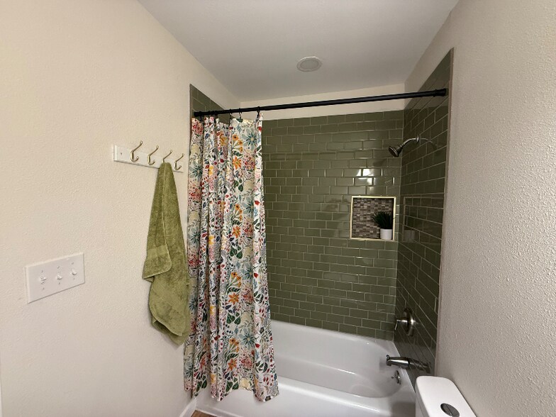 Building Photo - 843 Rigsby Ave